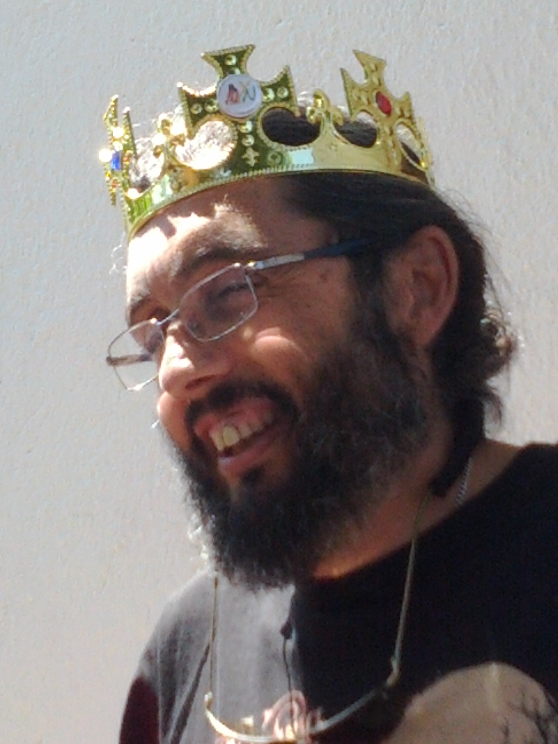 Photo of Antonio Casado wearing the ROTM crown
